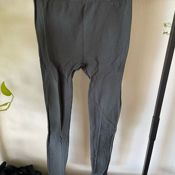 Fabletics cutout legging - Picture 2 of 4